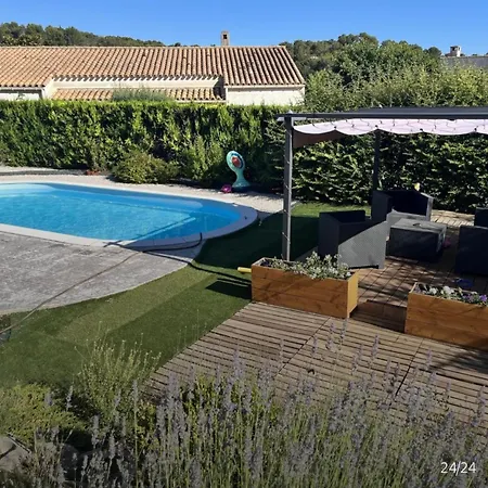 Avec Piscine فيلة مونْفيرييي سور لي